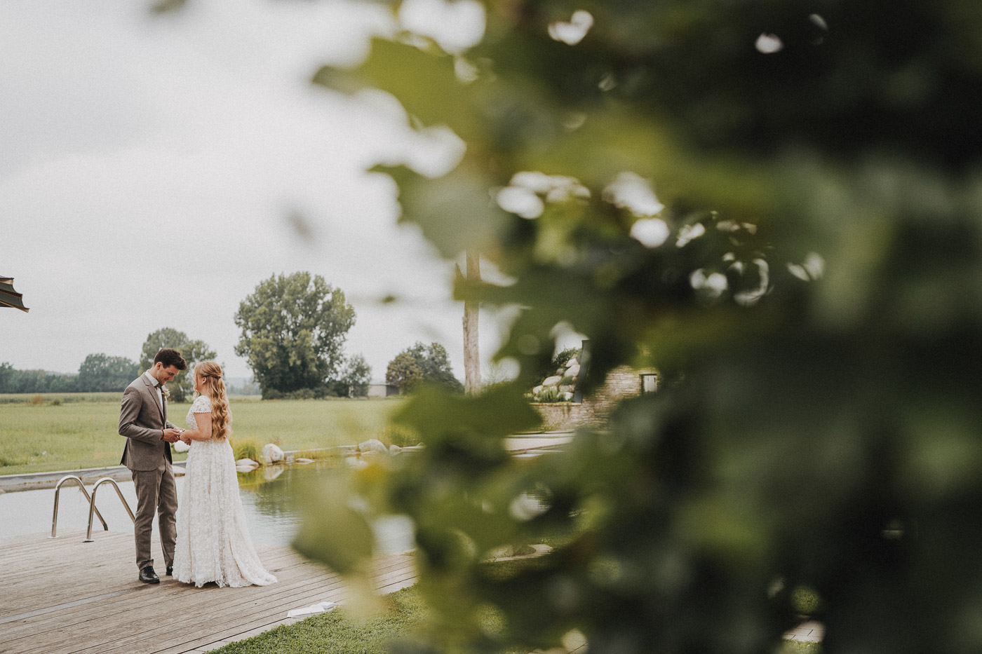 Die freie Trauung fand im traumhaften Garten statt, direkt am Teich, umgeben von üppiger Natu