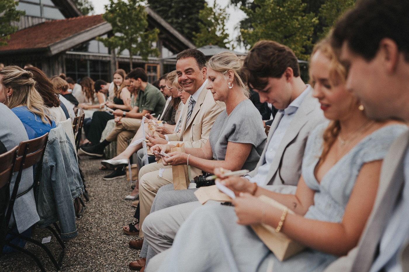 Die freie Trauung fand im traumhaften Garten statt, direkt am Teich, umgeben von üppiger Natu