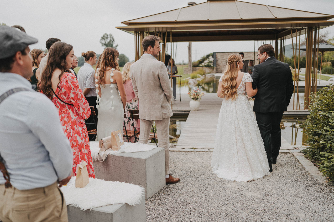 Die freie Trauung fand im traumhaften Garten statt, direkt am Teich, umgeben von üppiger Natu