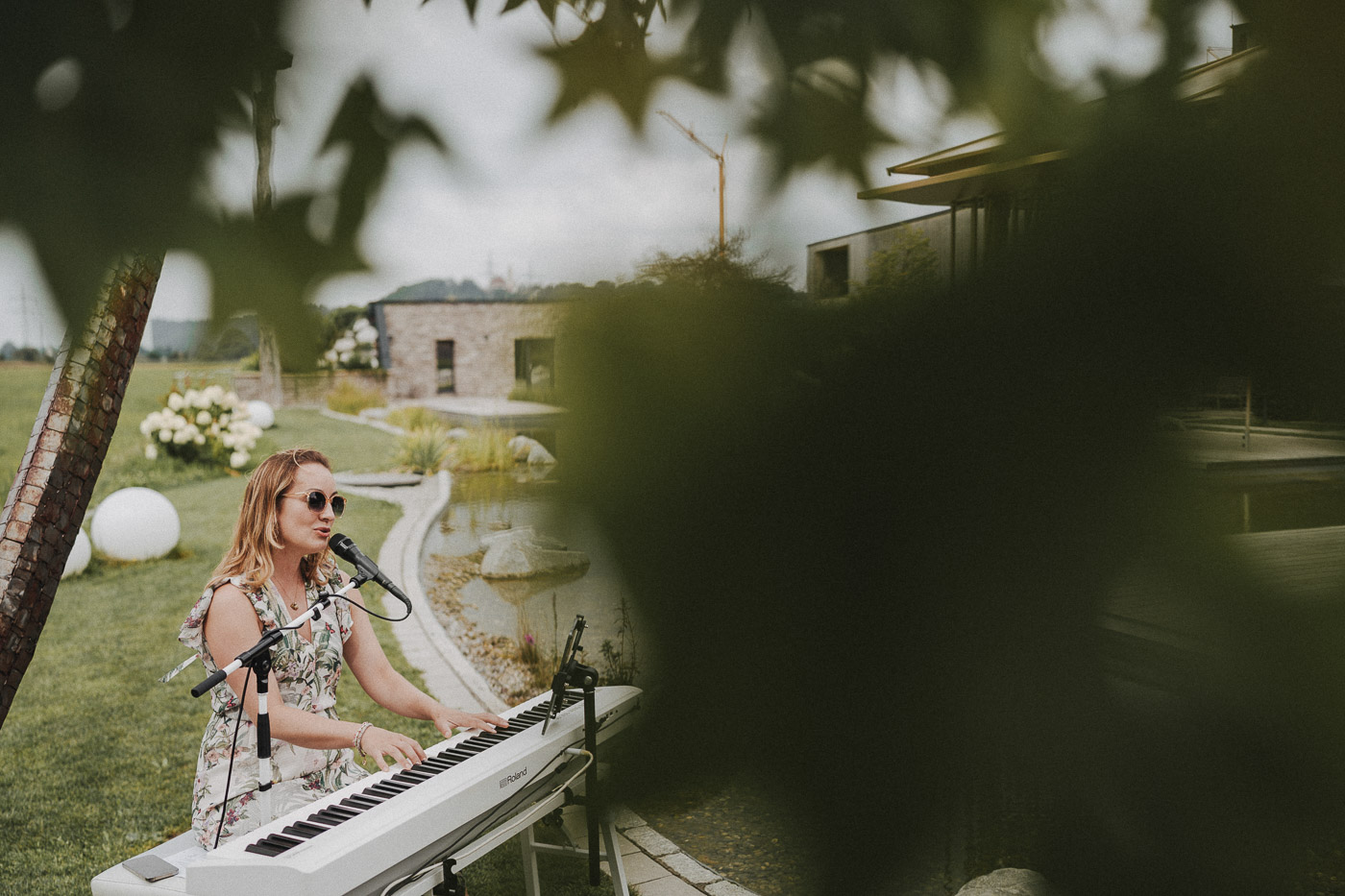 Die freie Trauung fand im traumhaften Garten statt, direkt am Teich, umgeben von üppiger Natu