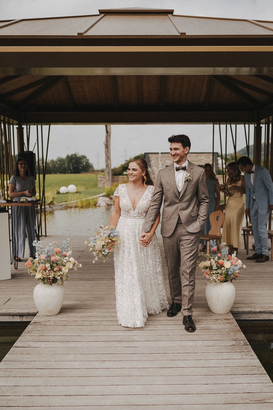 Die freie Trauung fand im traumhaften Garten statt, direkt am Teich, umgeben von üppiger Natu