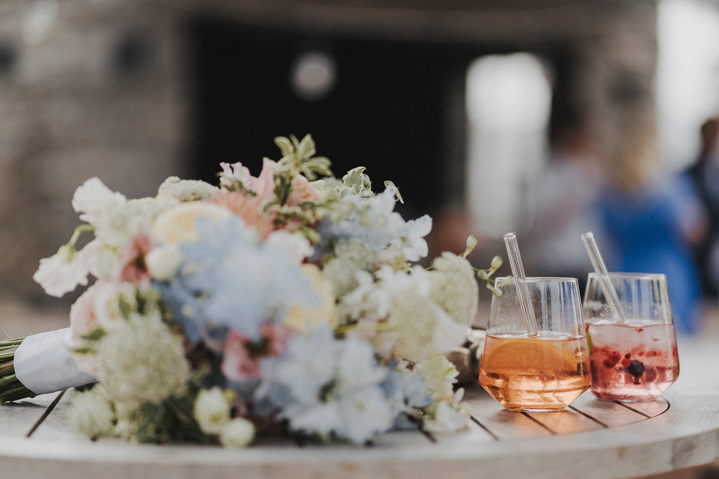 Die freie Trauung fand im traumhaften Garten statt, direkt am Teich, umgeben von üppiger Natu