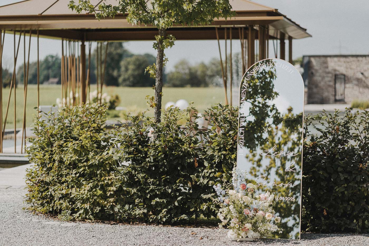 Die freie Trauung fand im traumhaften Garten statt, direkt am Teich, umgeben von üppiger Natu